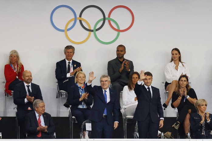 Khai mạc Olympic 2024: Khoảnh khắc quốc kỳ Việt Nam tung bay tại Paris- Ảnh 1. Khai mạc Olympic 2024: Khoảnh khắc quốc kỳ Việt Nam tung bay tại Paris- Ảnh 1.