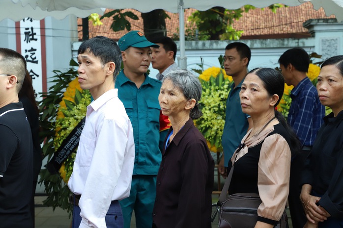 Sáng 26-7, dòng người hàng km đến viếng Tổng Bí thư Nguyễn Phú Trọng ở quê nhà- Ảnh 5. Sáng 26-7, dòng người hàng km đến viếng Tổng Bí thư Nguyễn Phú Trọng ở quê nhà- Ảnh 5.