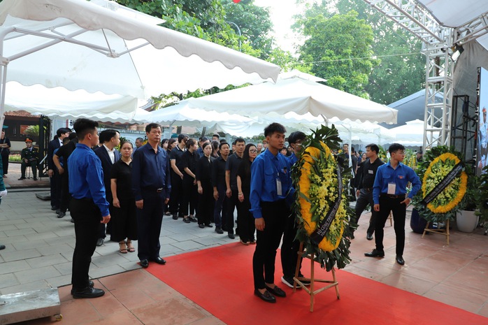 Sáng 26-7, dòng người hàng km đến viếng Tổng Bí thư Nguyễn Phú Trọng ở quê nhà- Ảnh 6. Sáng 26-7, dòng người hàng km đến viếng Tổng Bí thư Nguyễn Phú Trọng ở quê nhà- Ảnh 6.