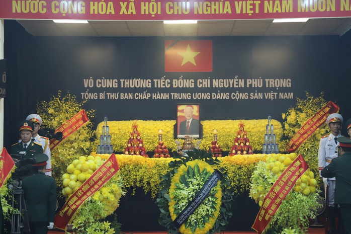 Sáng 26-7, dòng người hàng km đến viếng Tổng Bí thư Nguyễn Phú Trọng ở quê nhà- Ảnh 1. Sáng 26-7, dòng người hàng km đến viếng Tổng Bí thư Nguyễn Phú Trọng ở quê nhà- Ảnh 1.