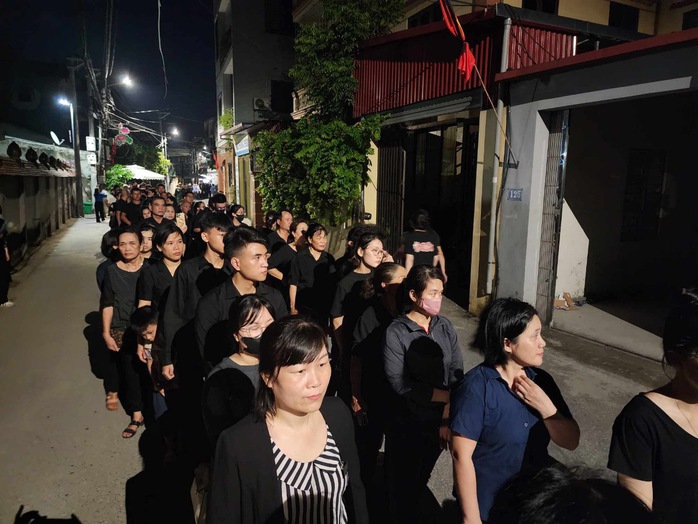 Sáng 26-7, dòng người hàng km đến viếng Tổng Bí thư Nguyễn Phú Trọng ở quê nhà- Ảnh 13. Sáng 26-7, dòng người hàng km đến viếng Tổng Bí thư Nguyễn Phú Trọng ở quê nhà- Ảnh 13.