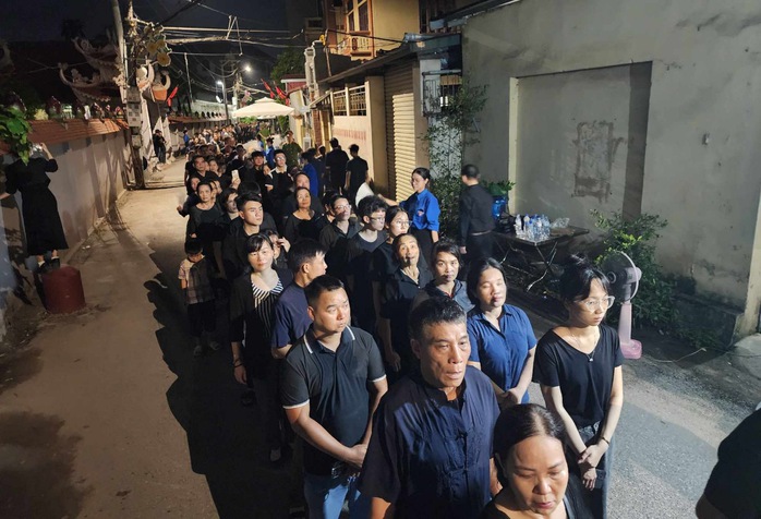 Sáng 26-7, dòng người hàng km đến viếng Tổng Bí thư Nguyễn Phú Trọng ở quê nhà- Ảnh 12. Sáng 26-7, dòng người hàng km đến viếng Tổng Bí thư Nguyễn Phú Trọng ở quê nhà- Ảnh 12.