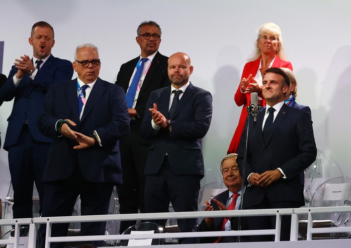Khai mạc Olympic 2024: Khoảnh khắc quốc kỳ Việt Nam tung bay tại Paris- Ảnh 15. Khai mạc Olympic 2024: Khoảnh khắc quốc kỳ Việt Nam tung bay tại Paris- Ảnh 15.