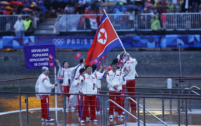 Khai mạc Olympic 2024: Khoảnh khắc quốc kỳ Việt Nam tung bay tại Paris- Ảnh 5. Khai mạc Olympic 2024: Khoảnh khắc quốc kỳ Việt Nam tung bay tại Paris- Ảnh 5.
