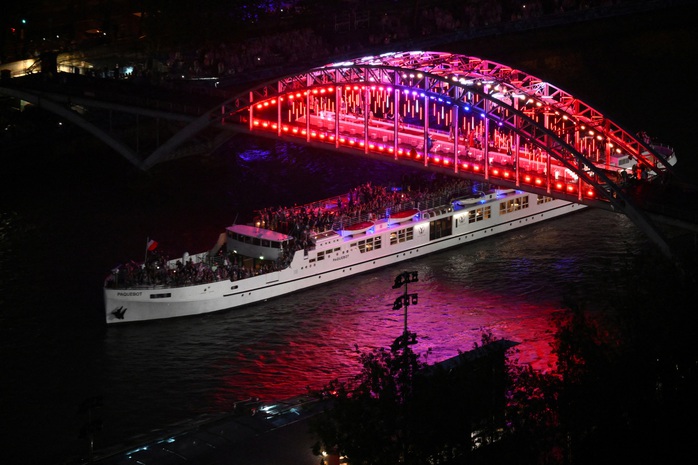 Cầu Passerelle Debilly, nơi trình diễn nghệ thuật Cầu Passerelle Debilly, nơi trình diễn nghệ thuật