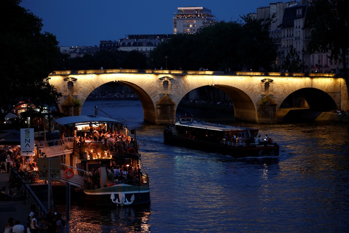Khai mạc Olympic Paris: Màn diễu hành độc đáo trên sông Seine của 10.500 VĐV- Ảnh 6. Khai mạc Olympic Paris: Màn diễu hành độc đáo trên sông Seine của 10.500 VĐV- Ảnh 6.