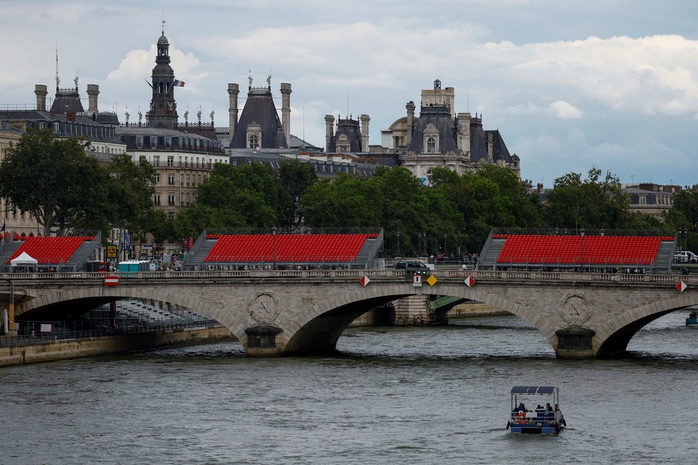 Khán đài khu vực cầu Pont Notre Dame Khán đài khu vực cầu Pont Notre Dame
