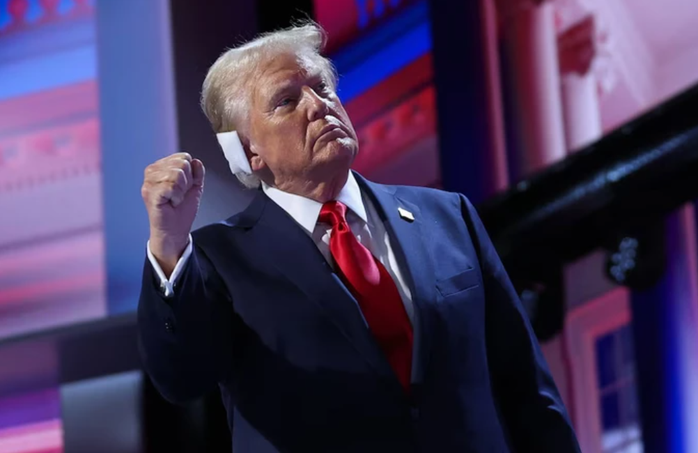 Giám đốc FBI không rõ ông Donald Trump trúng đạn hay mảnh đạn- Ảnh 1. Giám đốc FBI không rõ ông Donald Trump trúng đạn hay mảnh đạn- Ảnh 1.