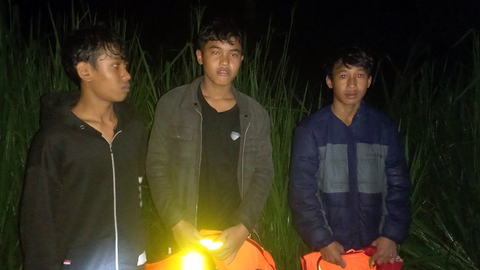 Đi bắt cá, 3 thiếu niên mắc kẹt giữa sông Đồng Nai khi thủy điện xả nước- Ảnh 1. Đi bắt cá, 3 thiếu niên mắc kẹt giữa sông Đồng Nai khi thủy điện xả nước- Ảnh 1.