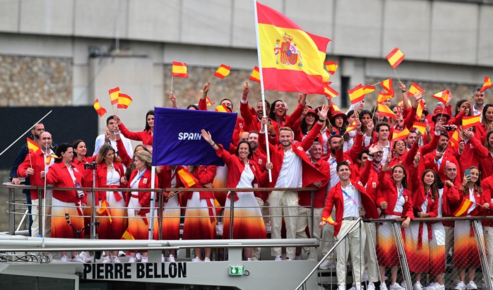 Khai mạc Olympic 2024: Khoảnh khắc quốc kỳ Việt Nam tung bay tại Paris- Ảnh 4. Khai mạc Olympic 2024: Khoảnh khắc quốc kỳ Việt Nam tung bay tại Paris- Ảnh 4.