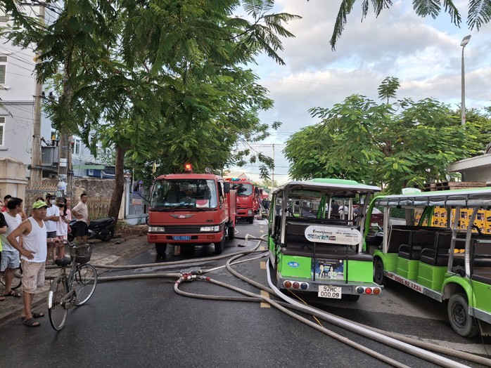 Lại xảy ra vụ cháy hàng chục xe điện du lịch ở Hội An- Ảnh 3. Lại xảy ra vụ cháy hàng chục xe điện du lịch ở Hội An- Ảnh 3.