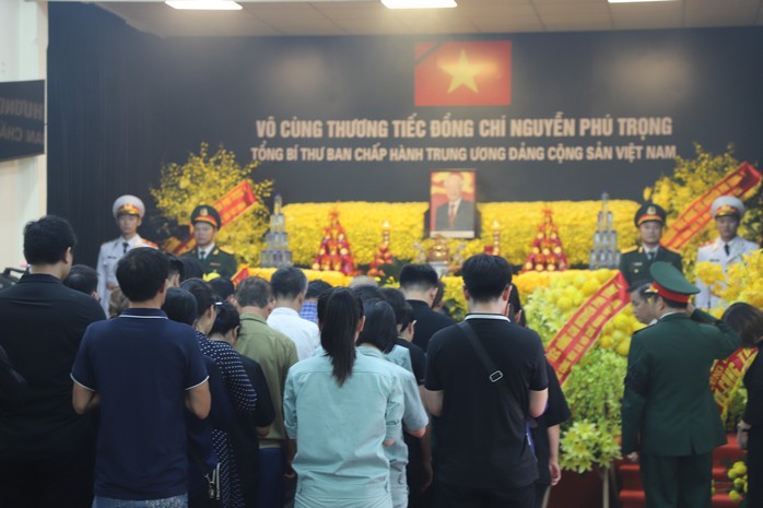 Sáng 26-7, dòng người hàng km đến viếng Tổng Bí thư Nguyễn Phú Trọng ở quê nhà- Ảnh 2. Sáng 26-7, dòng người hàng km đến viếng Tổng Bí thư Nguyễn Phú Trọng ở quê nhà- Ảnh 2.