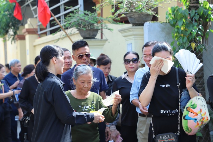 Sáng 26-7, dòng người hàng km đến viếng Tổng Bí thư Nguyễn Phú Trọng ở quê nhà- Ảnh 7. Sáng 26-7, dòng người hàng km đến viếng Tổng Bí thư Nguyễn Phú Trọng ở quê nhà- Ảnh 7.