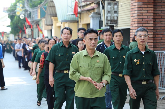 Sáng 26-7, dòng người hàng km đến viếng Tổng Bí thư Nguyễn Phú Trọng ở quê nhà- Ảnh 8. Sáng 26-7, dòng người hàng km đến viếng Tổng Bí thư Nguyễn Phú Trọng ở quê nhà- Ảnh 8.