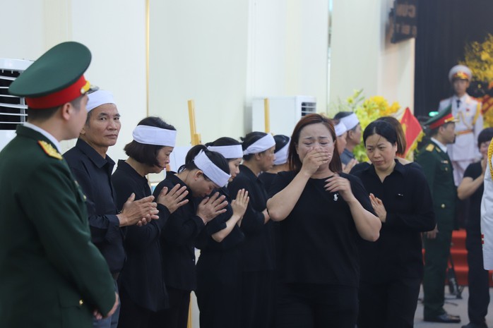 Sáng 26-7, dòng người hàng km đến viếng Tổng Bí thư Nguyễn Phú Trọng ở quê nhà- Ảnh 3. Sáng 26-7, dòng người hàng km đến viếng Tổng Bí thư Nguyễn Phú Trọng ở quê nhà- Ảnh 3.