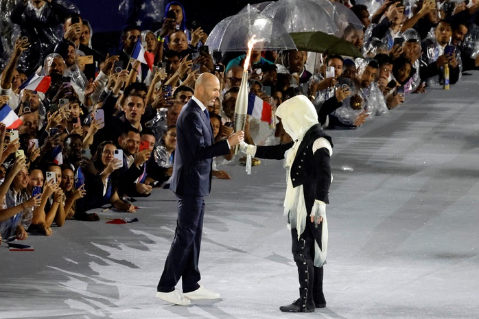 Khai mạc Olympic 2024: Khoảnh khắc quốc kỳ Việt Nam tung bay tại Paris- Ảnh 16. Khai mạc Olympic 2024: Khoảnh khắc quốc kỳ Việt Nam tung bay tại Paris- Ảnh 16.