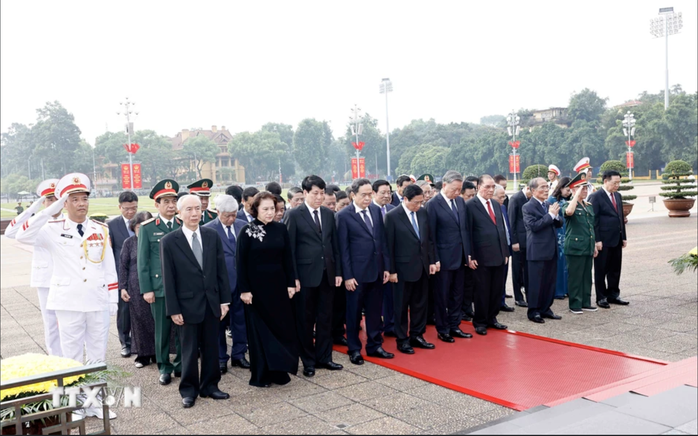 Lãnh đạo Đảng, Nhà nước tưởng niệm các Anh hùng liệt sĩ và vào Lăng viếng Bác- Ảnh 3. Lãnh đạo Đảng, Nhà nước tưởng niệm các Anh hùng liệt sĩ và vào Lăng viếng Bác- Ảnh 3.
