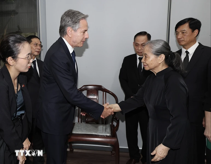 Ngoại trưởng Mỹ Antony Blinken tới nhà Tổng Bí thư Nguyễn Phú Trọng thắp hương, chia buồn- Ảnh 5. Ngoại trưởng Mỹ Antony Blinken tới nhà Tổng Bí thư Nguyễn Phú Trọng thắp hương, chia buồn- Ảnh 5.