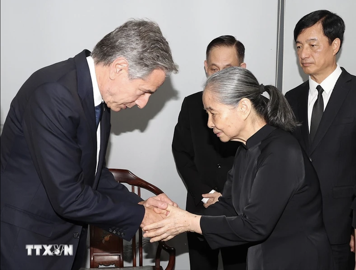 Ngoại trưởng Mỹ Antony Blinken tới nhà Tổng Bí thư Nguyễn Phú Trọng thắp hương, chia buồn- Ảnh 2. Ngoại trưởng Mỹ Antony Blinken tới nhà Tổng Bí thư Nguyễn Phú Trọng thắp hương, chia buồn- Ảnh 2.
