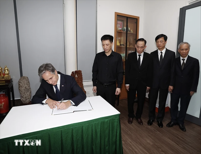 Ngoại trưởng Mỹ Antony Blinken tới nhà Tổng Bí thư Nguyễn Phú Trọng thắp hương, chia buồn- Ảnh 9. Ngoại trưởng Mỹ Antony Blinken tới nhà Tổng Bí thư Nguyễn Phú Trọng thắp hương, chia buồn- Ảnh 9.