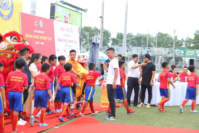 Trung vệ Bùi Tiến Dũng khơi cảm hứng cho cầu thủ trẻ- Ảnh 3. Trung vệ Bùi Tiến Dũng khơi cảm hứng cho cầu thủ trẻ- Ảnh 3.