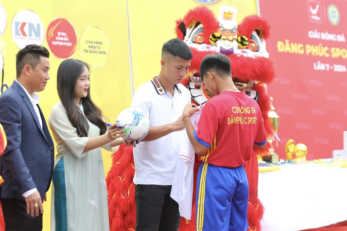 Trung vệ Bùi Tiến Dũng khơi cảm hứng cho cầu thủ trẻ- Ảnh 5. Trung vệ Bùi Tiến Dũng khơi cảm hứng cho cầu thủ trẻ- Ảnh 5.