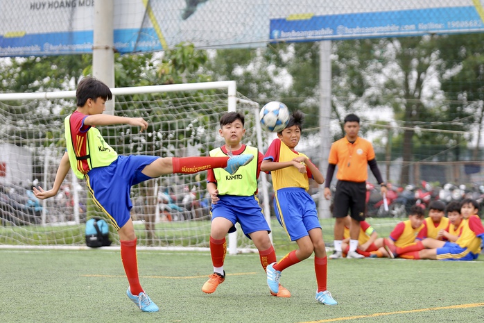 Trung vệ Bùi Tiến Dũng khơi cảm hứng cho cầu thủ trẻ- Ảnh 2. Trung vệ Bùi Tiến Dũng khơi cảm hứng cho cầu thủ trẻ- Ảnh 2.