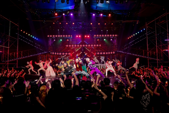 Nhà Ngũ Hành (Jun Phạm, Huy R, Phạm Khánh Hưng, BB Trần, Trương Thế Vinh) trình diễn mashup Vợ người ta & Chuyện ba người Nhà Ngũ Hành (Jun Phạm, Huy R, Phạm Khánh Hưng, BB Trần, Trương Thế Vinh) trình diễn mashup Vợ người ta & Chuyện ba người