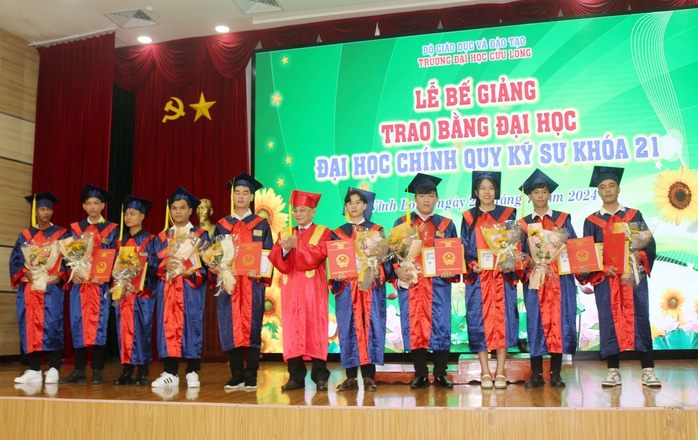 124 tân kỹ sư của Trường ĐH Cửu Long nhận tin vui- Ảnh 5. 124 tân kỹ sư của Trường ĐH Cửu Long nhận tin vui- Ảnh 5.