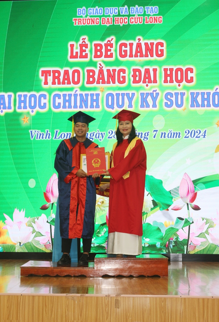 124 tân kỹ sư của Trường ĐH Cửu Long nhận tin vui- Ảnh 4. 124 tân kỹ sư của Trường ĐH Cửu Long nhận tin vui- Ảnh 4.
