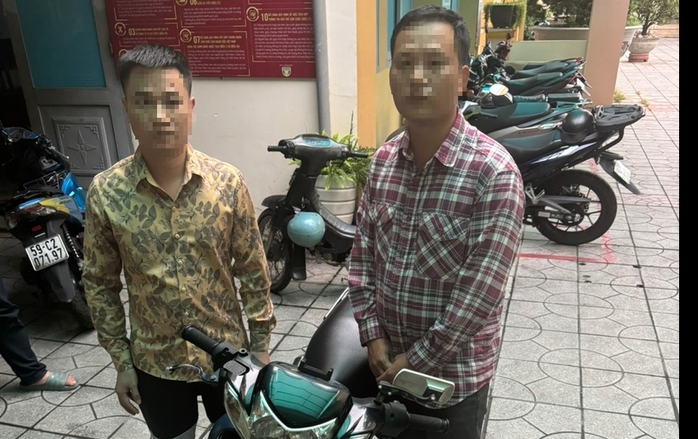 Công an xử lý người vừa chạy xe máy vừa rải tờ rơi ở TP Thủ Đức- Ảnh 1. Công an xử lý người vừa chạy xe máy vừa rải tờ rơi ở TP Thủ Đức- Ảnh 1.