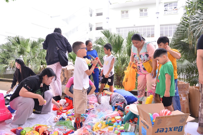 Văn nghệ sĩ đồng hành cùng trẻ bị ảnh hưởng bởi HIV/AIDS- Ảnh 1. Văn nghệ sĩ đồng hành cùng trẻ bị ảnh hưởng bởi HIV/AIDS- Ảnh 1.