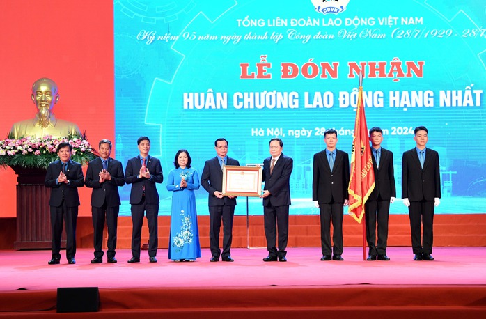 Công đoàn Việt Nam: Chỗ dựa tin cậy, trung thành của Đảng, hết lòng vì giai cấp công nhân- Ảnh 1. Công đoàn Việt Nam: Chỗ dựa tin cậy, trung thành của Đảng, hết lòng vì giai cấp công nhân- Ảnh 1.