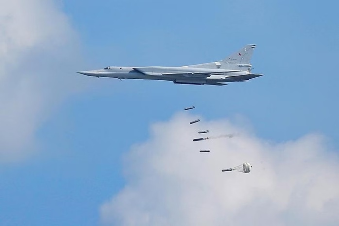 Máy bay ném bom siêu thanh tầm xa Tupolev Tu-22M3 được cho là đã bị máy bay không người lái của Ukraine tấn công trên bán đảo Kola, phía Bắc nước Nga. Ảnh: Reuters Máy bay ném bom siêu thanh tầm xa Tupolev Tu-22M3 được cho là đã bị máy bay không người lái của Ukraine tấn công trên bán đảo Kola, phía Bắc nước Nga. Ảnh: Reuters