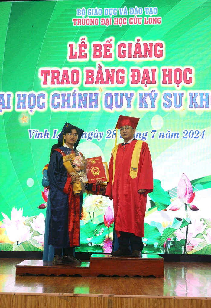 124 tân kỹ sư của Trường ĐH Cửu Long nhận tin vui- Ảnh 3. 124 tân kỹ sư của Trường ĐH Cửu Long nhận tin vui- Ảnh 3.