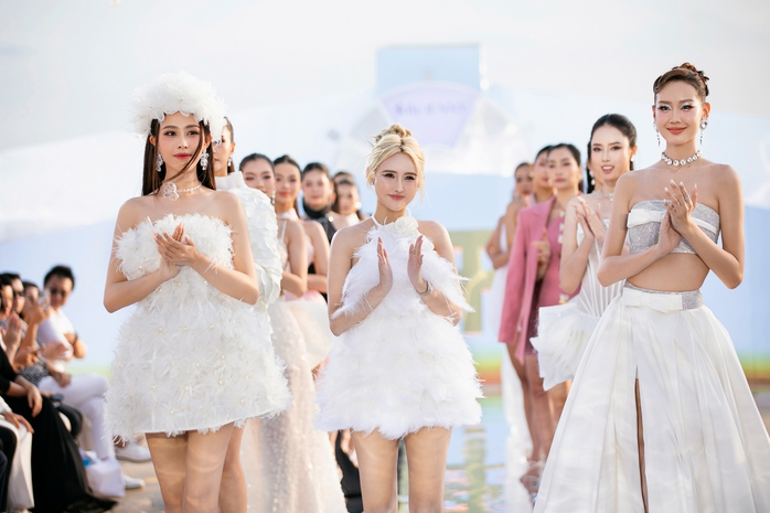Võ Hoàng Yến mang bụng bầu đi trình diễn thời trang- Ảnh 4. Võ Hoàng Yến mang bụng bầu đi trình diễn thời trang- Ảnh 4.