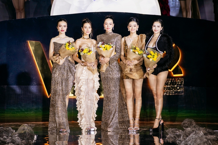 Võ Hoàng Yến mang bụng bầu đi trình diễn thời trang- Ảnh 5. Võ Hoàng Yến mang bụng bầu đi trình diễn thời trang- Ảnh 5.