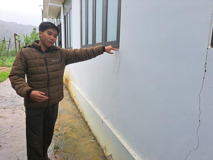 Tường của một nhà dân ở huyện Kon Plông bị nứt sau khi động đất xảy ra Ảnh: Hoàng Thanh Tường của một nhà dân ở huyện Kon Plông bị nứt sau khi động đất xảy ra Ảnh: Hoàng Thanh