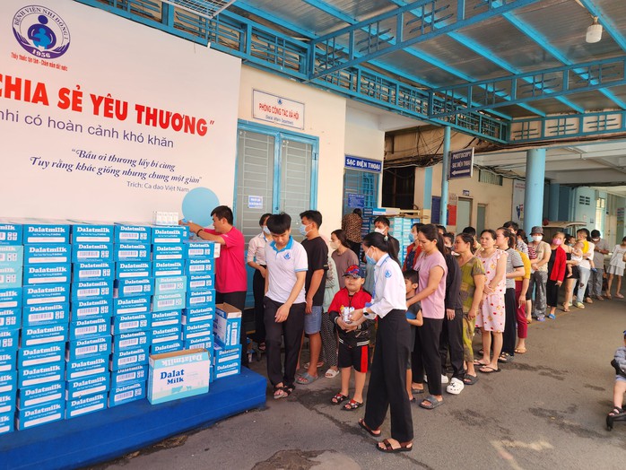 Rất đông phụ huynh các bệnh nhi xếp hàng đón nhận những ly sữa tươi của Quỹ Vì Tầm Vóc Việt. Trong hình là điểm tiếp nhận tại Bệnh viện Nhi đồng 1 TP HCM Rất đông phụ huynh các bệnh nhi xếp hàng đón nhận những ly sữa tươi của Quỹ Vì Tầm Vóc Việt. Trong hình là điểm tiếp nhận tại Bệnh viện Nhi đồng 1 TP HCM