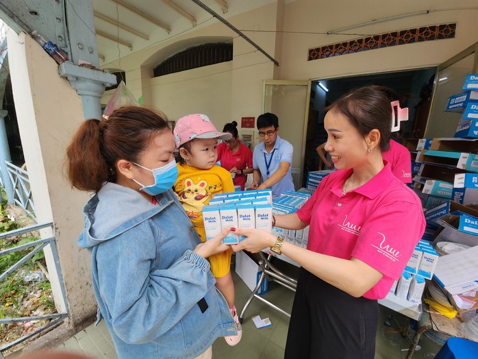 Các tình nguyện viên Quỹ Vì Tầm Vóc Việt chuyển những ly sữa tươi sạch đến với gần 2.000 bệnh nhi tại BV Nhi đồng 2 TP HCM Các tình nguyện viên Quỹ Vì Tầm Vóc Việt chuyển những ly sữa tươi sạch đến với gần 2.000 bệnh nhi tại BV Nhi đồng 2 TP HCM