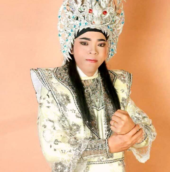Soạn giả Tô Thiên Kiều để tang chồng - nghệ sĩ Lê Hùng - trong ngày đặc biệt - Ảnh 3. Soạn giả Tô Thiên Kiều để tang chồng - nghệ sĩ Lê Hùng - trong ngày đặc biệt - Ảnh 3.