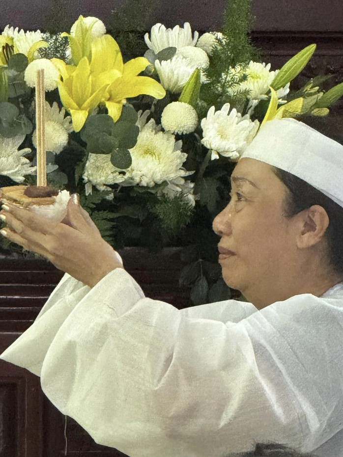 Soạn giả Tô Thiên Kiều để tang chồng - nghệ sĩ Lê Hùng - trong ngày đặc biệt - Ảnh 1. Soạn giả Tô Thiên Kiều để tang chồng - nghệ sĩ Lê Hùng - trong ngày đặc biệt - Ảnh 1.