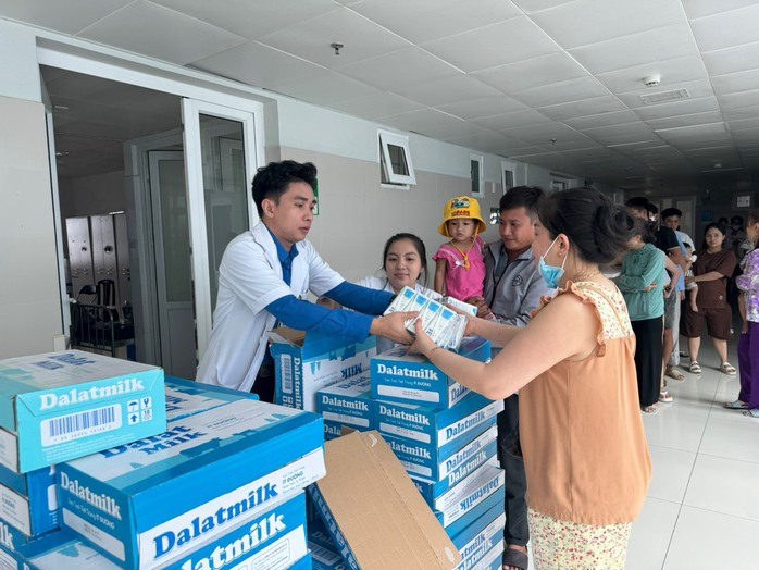 Các y bác sĩ đã tiếp nhận từ Quỹ Vì Tầm Vóc Việt và trao tặng những ly sữa tươi đến với trẻ em đang được điều trị tại BV Sản nhi Kiên Giang Các y bác sĩ đã tiếp nhận từ Quỹ Vì Tầm Vóc Việt và trao tặng những ly sữa tươi đến với trẻ em đang được điều trị tại BV Sản nhi Kiên Giang