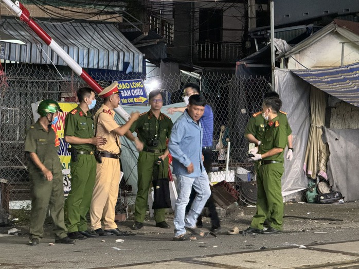 CLIP: Hình ảnh hiện trường và giây phút tàu va chạm xe bán tải, 5 người thương vong- Ảnh 1. CLIP: Hình ảnh hiện trường và giây phút tàu va chạm xe bán tải, 5 người thương vong- Ảnh 1.