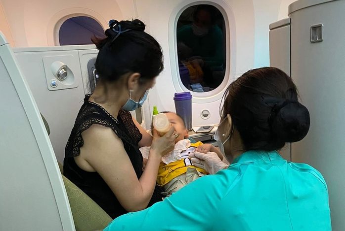 Tiêp viên Vietnam Airlines hỗ trợ chăm sóc sức khỏe hành khách trên một chuyến bay Tiêp viên Vietnam Airlines hỗ trợ chăm sóc sức khỏe hành khách trên một chuyến bay