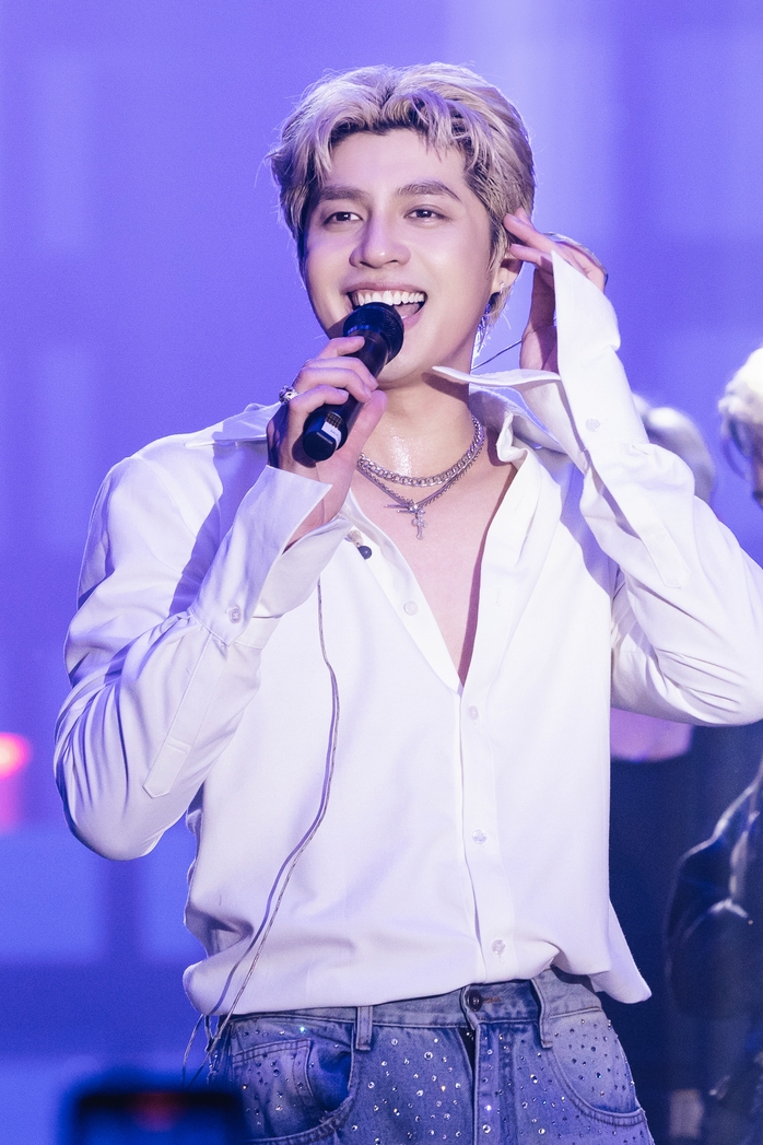 Noo Phước Thịnh và cảnh bị "gài ký giấy đăng ký kết hôn" từ fan ruột- Ảnh 3. Noo Phước Thịnh và cảnh bị "gài ký giấy đăng ký kết hôn" từ fan ruột- Ảnh 3.