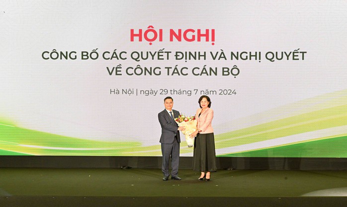 Bà Nguyễn Thị Hồng - Thống đốc NHNN chúc mừng ông Nguyễn Thanh Tùng giữ chức vụ Bí thư Đảng ủy, Chủ tịch HĐQT Vietcombank Bà Nguyễn Thị Hồng - Thống đốc NHNN chúc mừng ông Nguyễn Thanh Tùng giữ chức vụ Bí thư Đảng ủy, Chủ tịch HĐQT Vietcombank