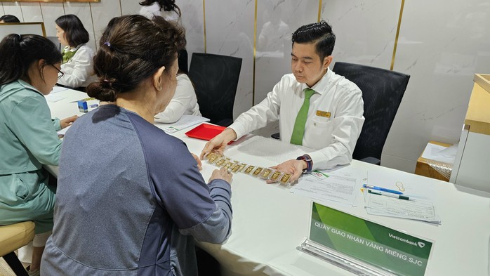 Vietcombank, VietinBank bất ngờ điều chỉnh ngày giao vàng miếng SJC- Ảnh 1. Vietcombank, VietinBank bất ngờ điều chỉnh ngày giao vàng miếng SJC- Ảnh 1.