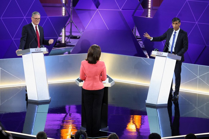Thủ tướng Anh Rishi Sunak (phải) và ông Keir Starmer tại cuộc tranh luận ở TP Nottingham hôm 26-6 Ảnh: REUTERS Thủ tướng Anh Rishi Sunak (phải) và ông Keir Starmer tại cuộc tranh luận ở TP Nottingham hôm 26-6 Ảnh: REUTERS