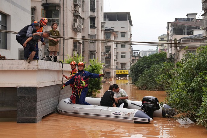 Lực lượng cứu hộ sơ tán người dân bị mắc kẹt do mưa lũ ở huyện Bình Giang, TP Nhạc Dương, tỉnh Hồ Nam - Trung Quốc hôm 2-7 Ảnh: REUTERS Lực lượng cứu hộ sơ tán người dân bị mắc kẹt do mưa lũ ở huyện Bình Giang, TP Nhạc Dương, tỉnh Hồ Nam - Trung Quốc hôm 2-7 Ảnh: REUTERS